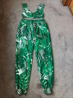 Miss 8 Tropical Palm Print Two Piece Set Green SIZE L NWT Lounge Crop Top